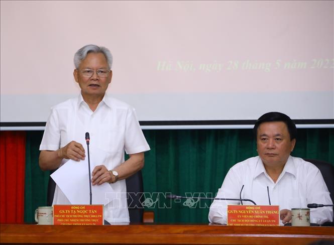 GS.TS Tạ Ngọc Tấn, Phó Chủ tịch Thường trực Hội đồng Lý luận Trung ương, Phó Chủ nhiệm Chương trình KX 04/21-25 báo cáo đề dẫn. Ảnh: Văn Điệp - TTXVN